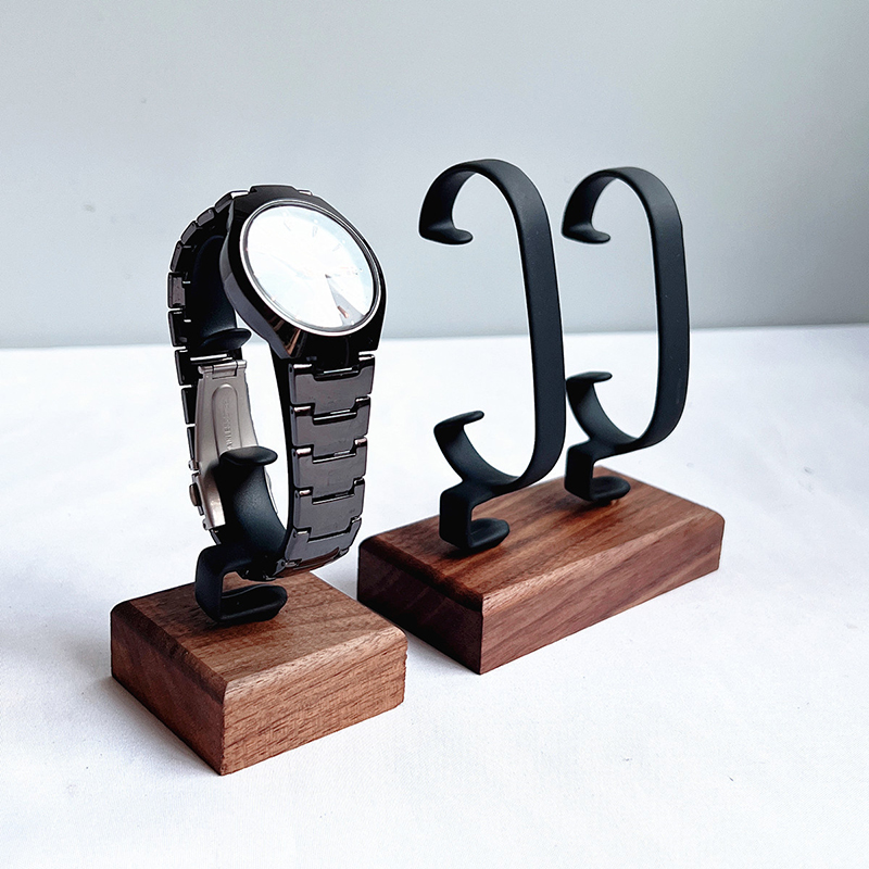 Hölzerner C-förmiger Uhrenhalt – Jewelry And Watches Inc Bewertung und Preis